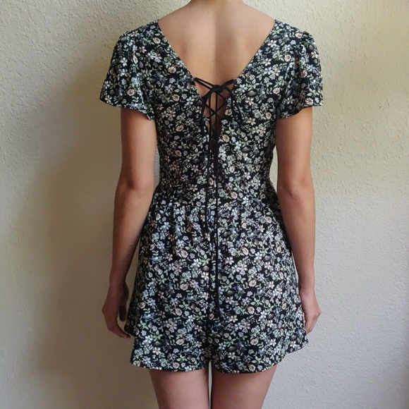 ✨ 3/$20 Floral Romper from LA Hearts - Picture 3 of 4